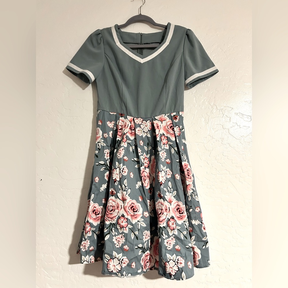 Peter Pan Collar Retro
Light cream blue green 
Medium dress